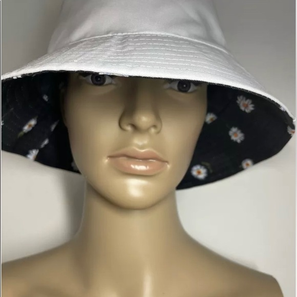 NWT Alice + Olivia Reversible Bucket Hat ~ Black Daisy White One Size - Picture 4 of 7